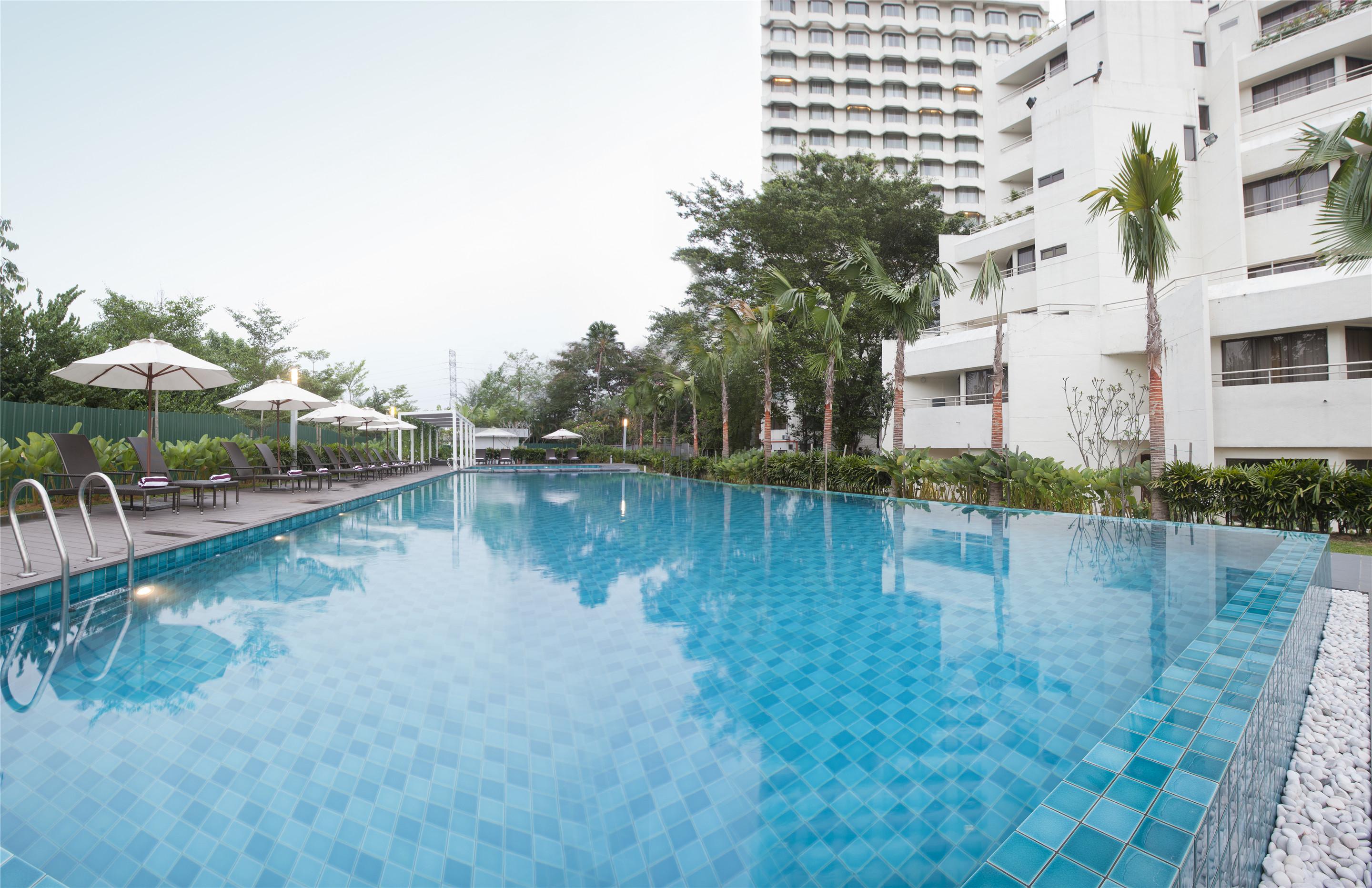 Dorsett Grand Subang Hotel Субанг Джая Екстериор снимка The pool at the Royal Thai Police Club