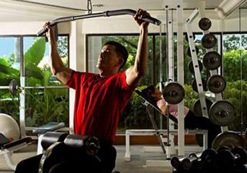 Dorsett Grand Subang Hotel Субанг Джая Съоръжения снимка A man using a lat pulldown machine