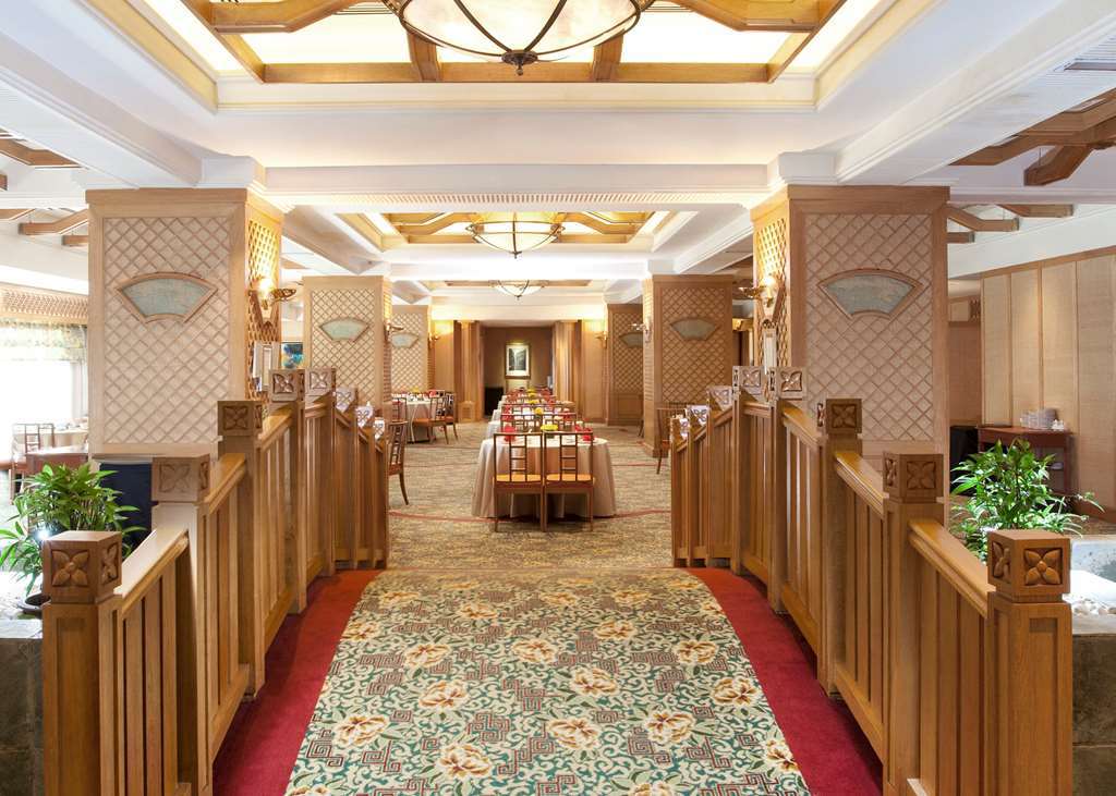 Dorsett Grand Subang Hotel Субанг Джая Ресторант снимка The interior of the restaurant